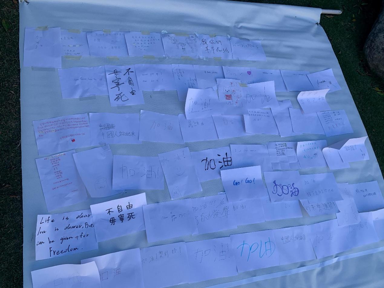 彰化高中设置连侬墙，透过微小的发声，唤起同学对中国“白纸运动”关注。(彰化高中学生会提供)
