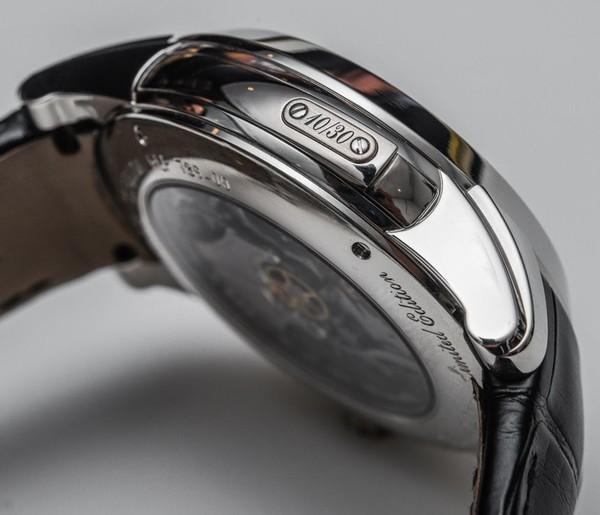 Thân đồng hồ được làm từ platinum.