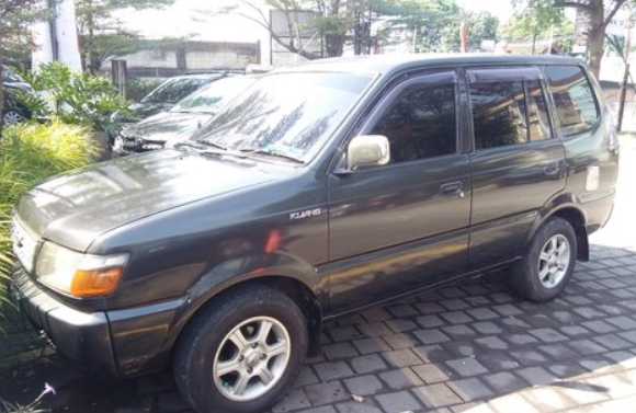 Gambar ini menunjukkan mobil Toyota Kijang 1997 tampak samping kiri dan depan