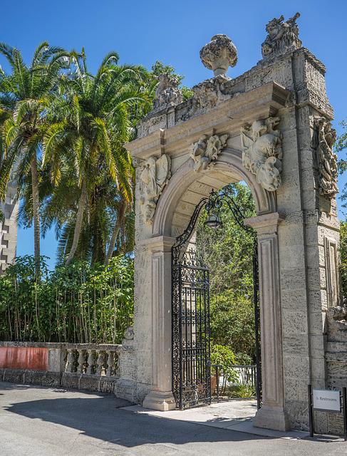 a picture of the entrance to one of the top historical sites in florida, vizcaya museum and gardens