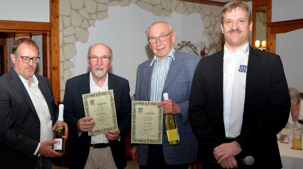 Christian Würfel (l.) und der Vorsitzende der Schachvereinigung Professor Dr. Bernd Straub (r.) überreichen Rainer Schmid (2. v. l.) und Ulrich Rausch (2. v. r.) Urkunden für 60 Jahre Mitgliedschaft.