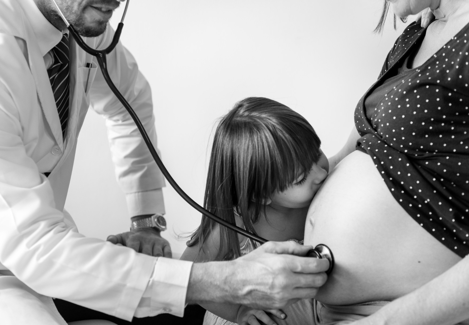 Многоплодная беременность повышает риски развития осложнений, приемы и консультации у акушер-гинеколога проводятся чаще
