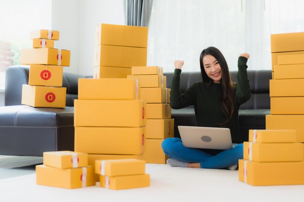 Free photo portrait beautiful young asian woman work at home and ready for shipping