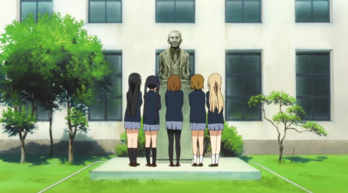 The girls standing in front of the statue of Mr Tetsujiro Furukawa