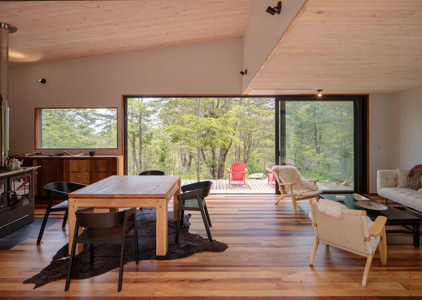 Diseño de una casa de madera con ventanas panorámicas