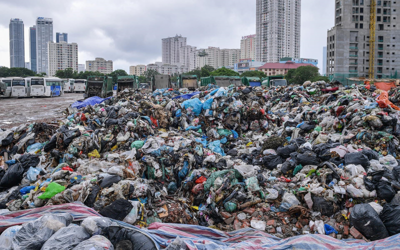 Rác thải nhựa chất đống gây ô nhiễm môi trường