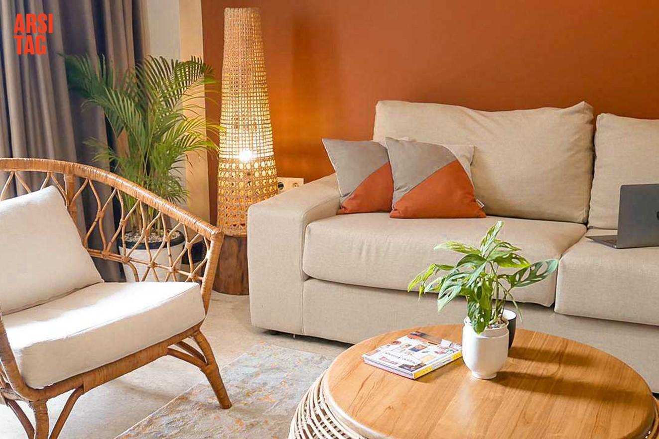 Orange pada ruang keluarga yang cerah dan hangat karya karya Monokrom Interior via Arsitag