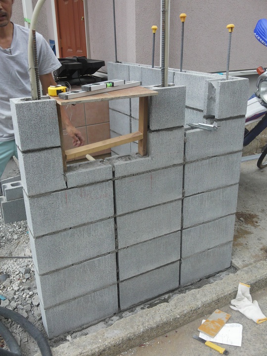 何の変哲もないブロック塀も 杉板 浮造り によってこんなにかっこ良くなる コンクリート打ちっ放し色合わせ補修のrcトータルサポート 生コンポータル