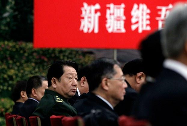 资料图片:中国北京举行全国人民代表大会的新疆省代表团会议。(美联社)
