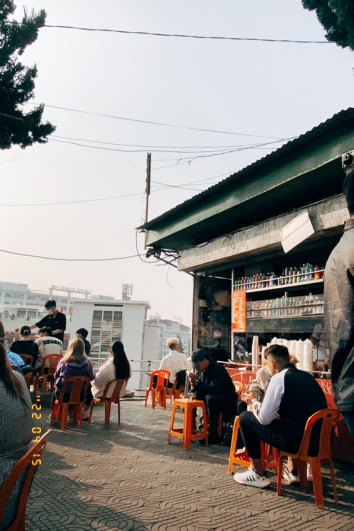 Tour du lịch Đà Lạt - Thưởng thức một ly cà phê nóng vào sáng sớm ở đối diện chợ Đà Lạt là trải nghiệm tuyệt vời