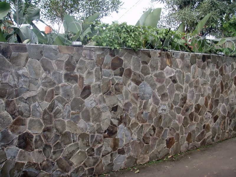 rumah batu alam
