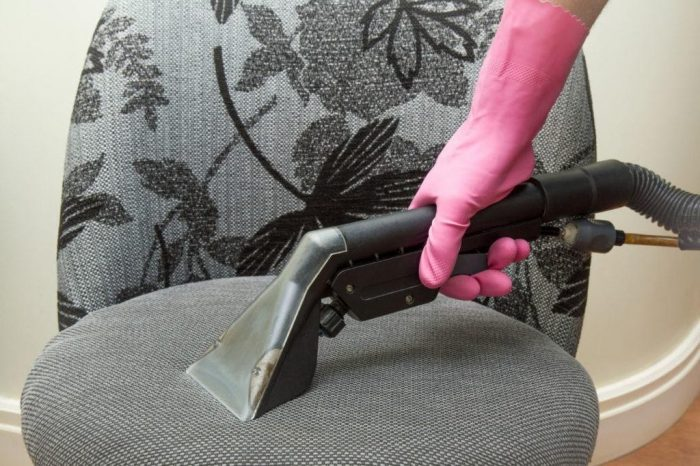 Chị em có thể dễ dàng vệ sinh bàn phấn bọc nỉ bằng dụng cụ chuyên dụng