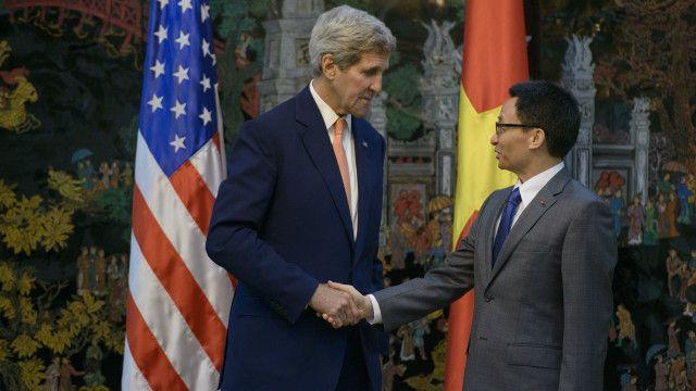 Phó thủ tướng Vũ Đức Đam gặp ông Kerry vào tháng 8/2015 trong cuộc gặp về thành lập Đại học Fulbright ở Việt Nam
