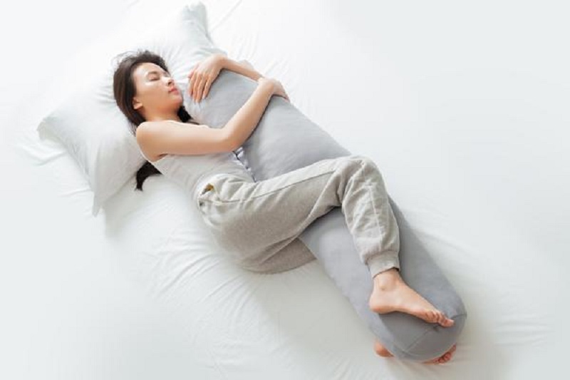  Bạn nên lựa chọn những chiếc gối ôm có màu sắc nhẹ nhàng để dễ đi vào giấc ngủ