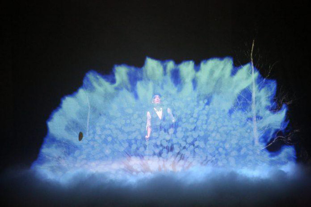 Ảo thuật gia Nguyễn Việt Duy Biểu diễn ảo thuật 3D tương tác với âm nhạc và ánh sáng màn led. Tiết mục đầu tư rất công phu từ trang thiết bị đắt tiền, vẽ kỹ xảo 3D và quá trình tập luyện tương tác.