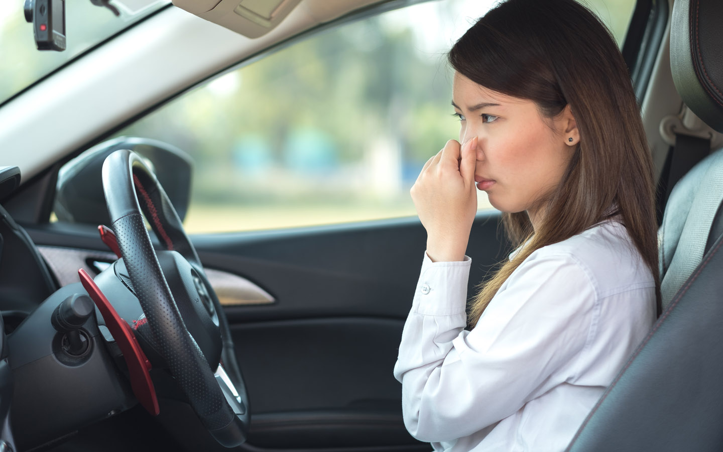 Запах гари из автомобиля — признак того, что вашему автомобилю требуется промывка тормозной жидкости