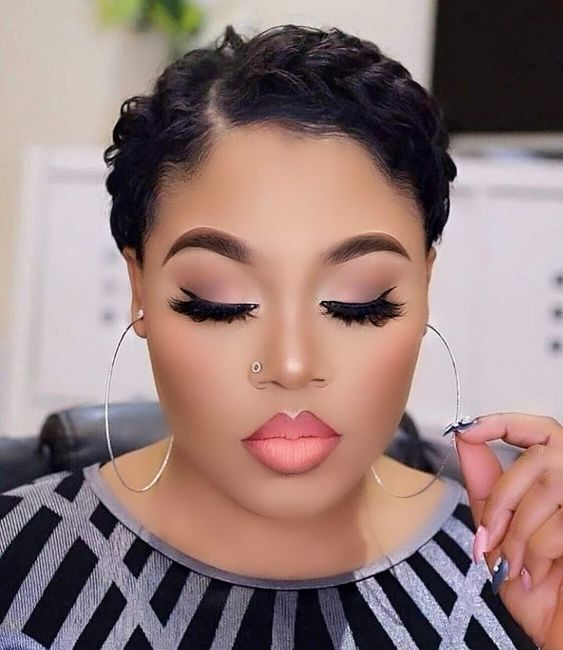 Lady shows off her beautiful peach eyeshadow looks