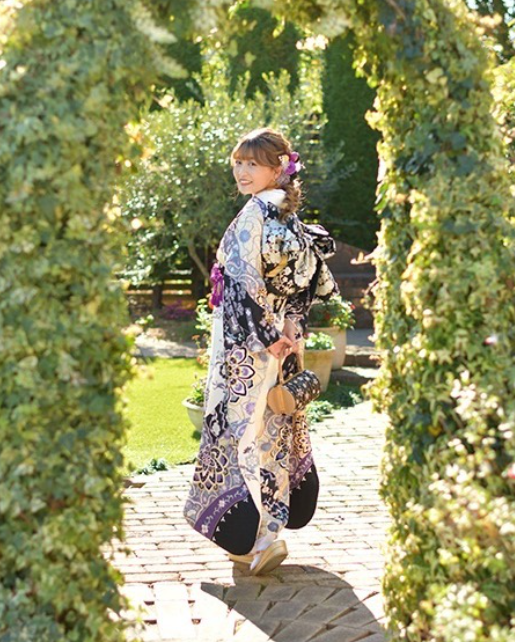 白い振袖の女性