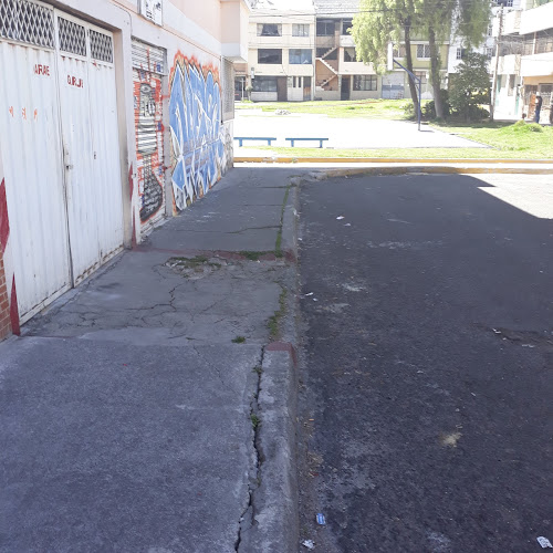Opiniones de Estacionamiento Cipriano Alvarado en Quito - Aparcamiento