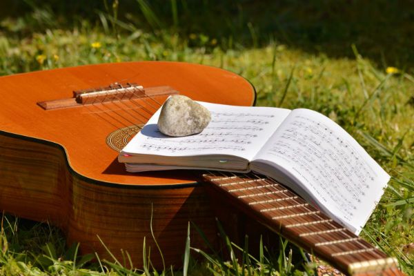 Estudiar teoría musical es tan importante como la práctica en conjunto para el progreso con la guitarra