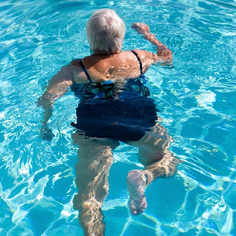Bơi lội được khuyến cáo cho bệnh nhân thoái hóa khớp 