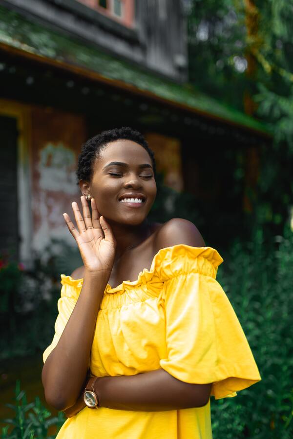 foto de uma mulher negra posando para a foto e sorrindo