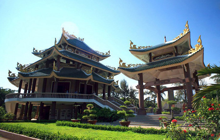 Khám phá tour du lịch Bến Tre - Khuôn viên khu lăng mộ cụ Nguyễn Đình Chiểu