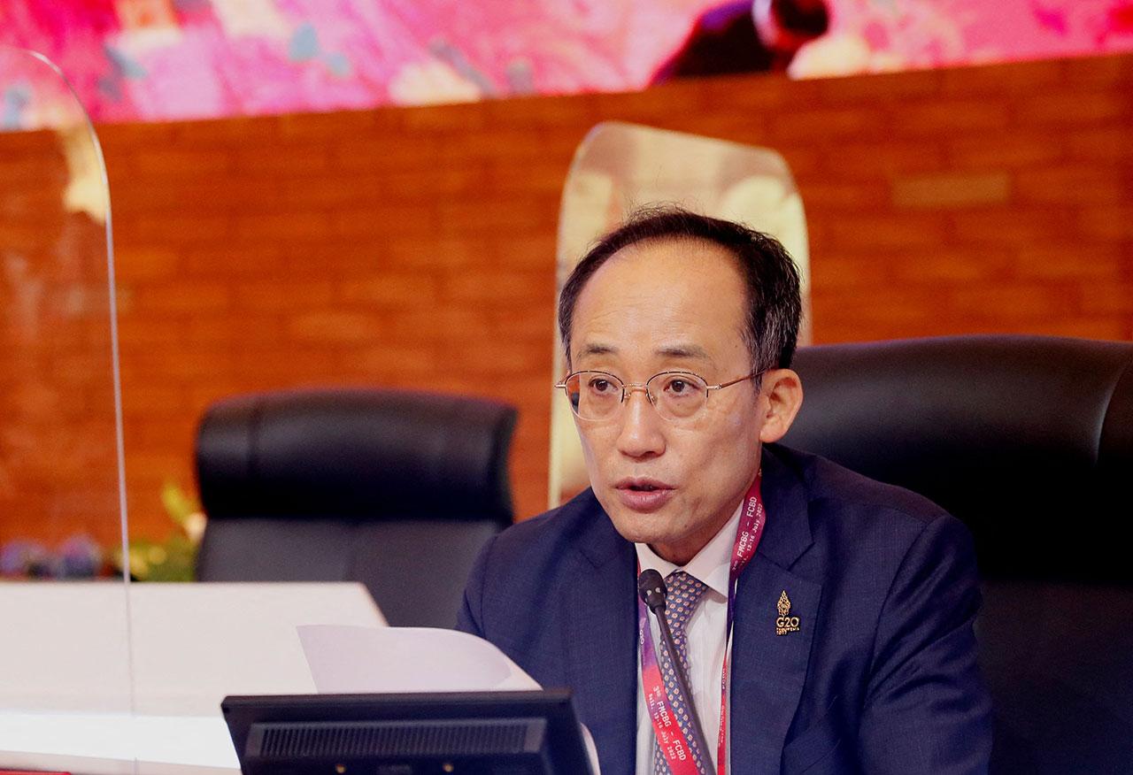 韩国副总理兼企划财政部长官秋庆镐（路透社）