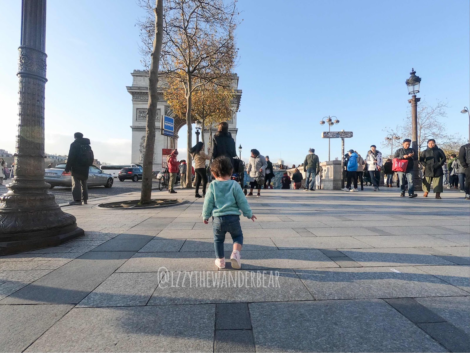 Izzy the Wander Bear : Arc De Triomphe, Paris