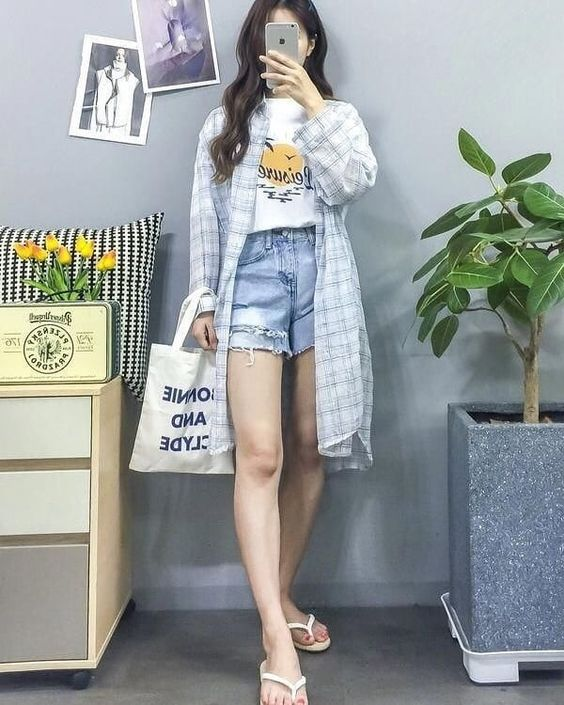 Phối áo phông trắng+quần short+áo sơ mi dáng dài tạo nên một set đồ hoàn hảo cho nàng