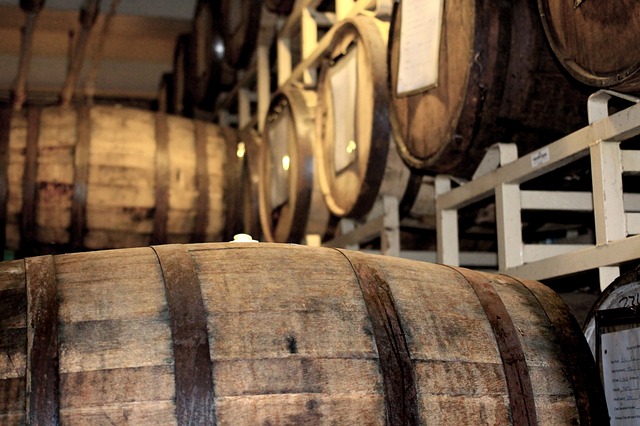 モルト原酒とグレーン原酒両方を蒸留しているウイスキー樽のイメージ画像