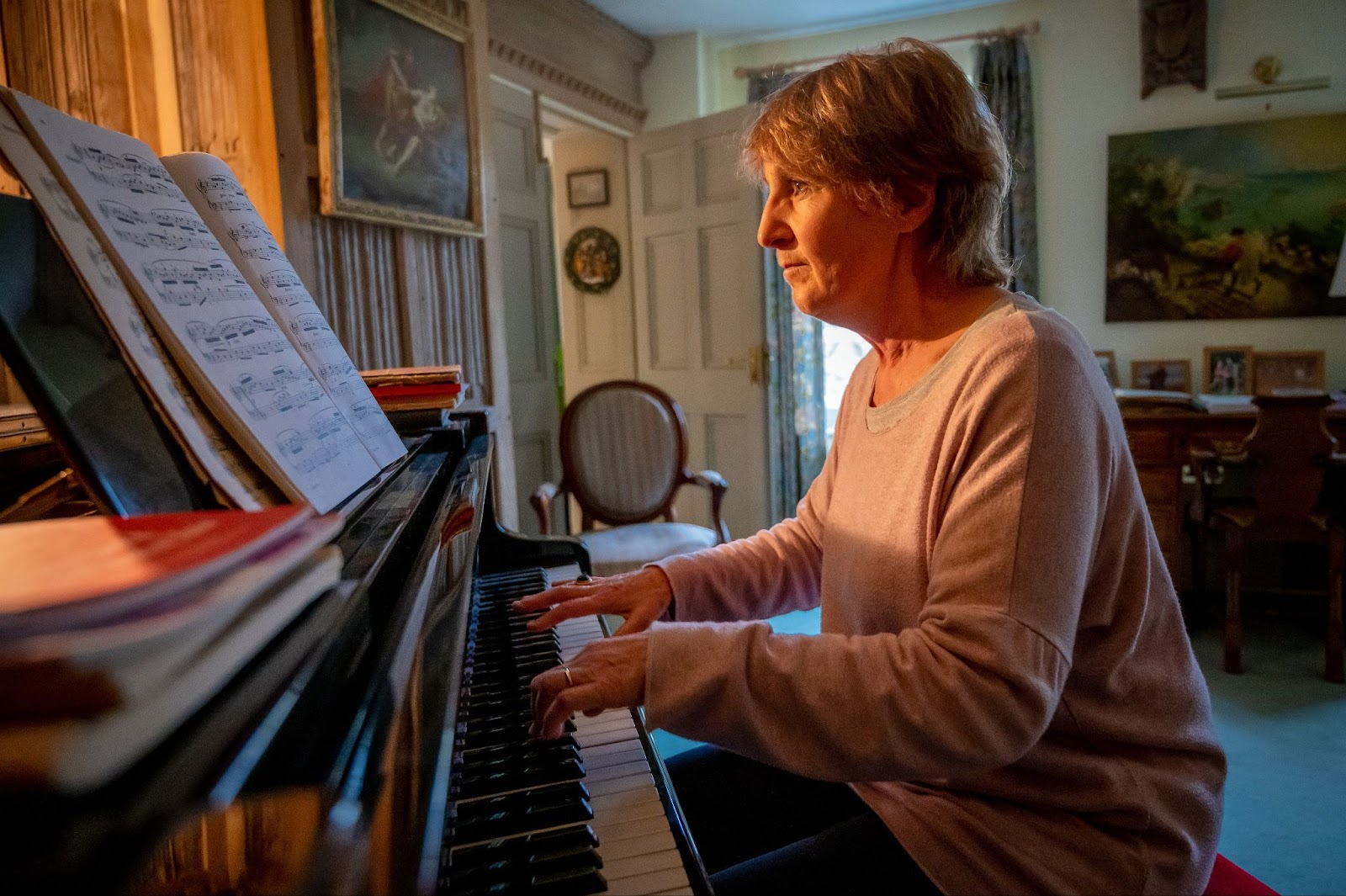 woman playing piano
