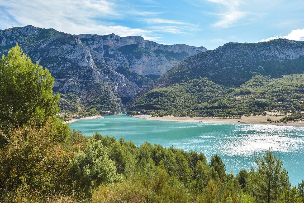 Discover the Lake of Sainte Croix - the largest emerald in France