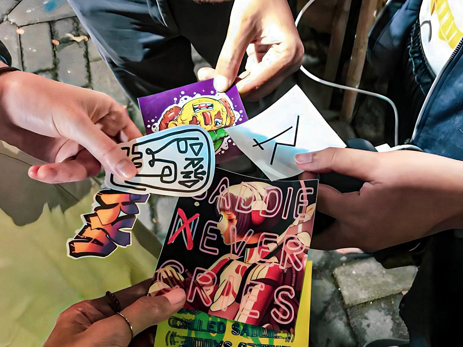 Foto peserta yang mendapatkan stiker gratis dari para seniman  dengan cara undian gatcha (foto kiriman dari @agustindwima) 