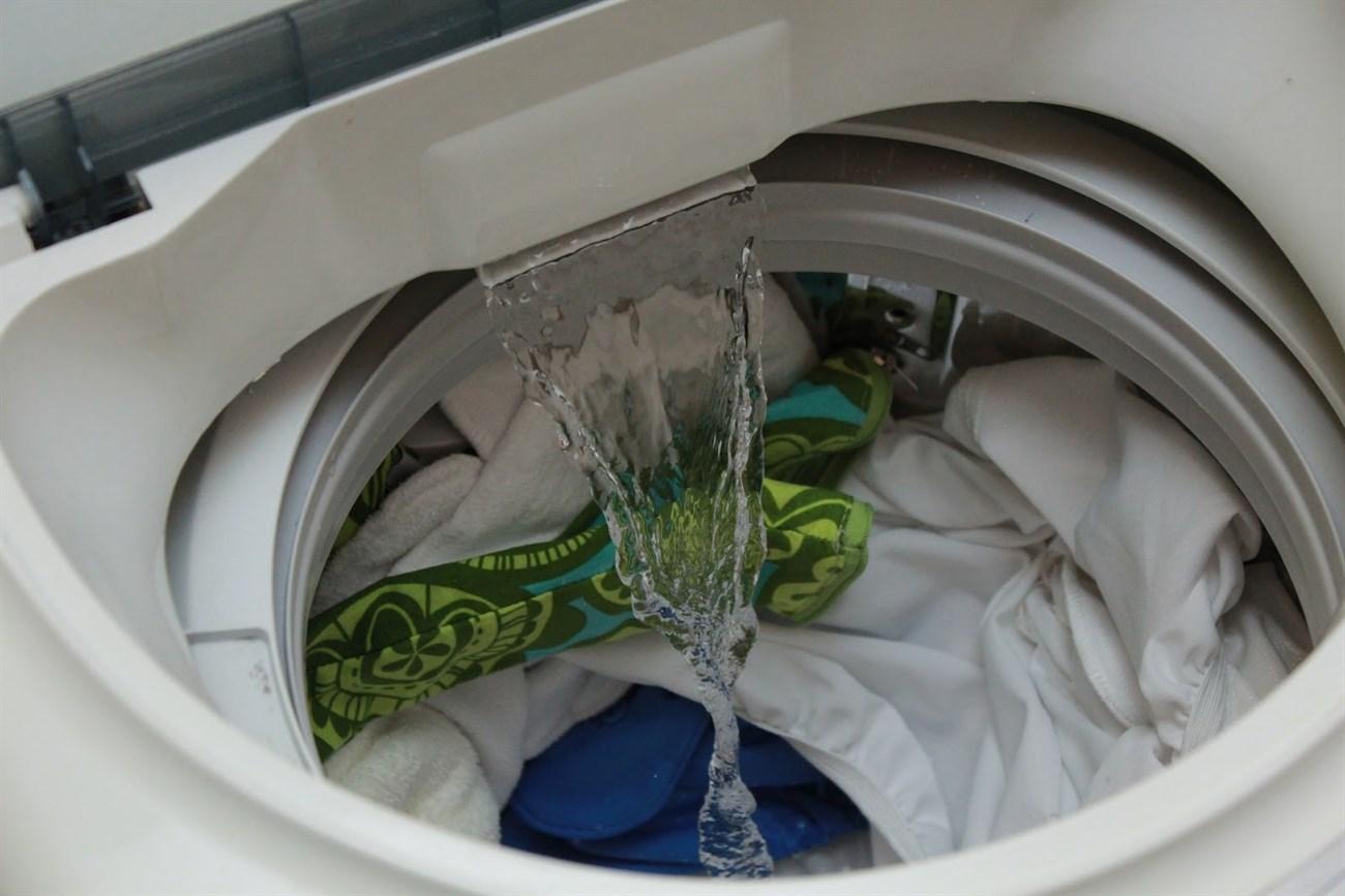 Nên đảm bảo đủ lượng nước cho máy giặt khi sử dụng