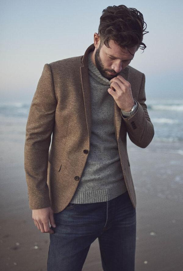 Phối áo blazer với quần jean nam trong thời tiết se lạnh