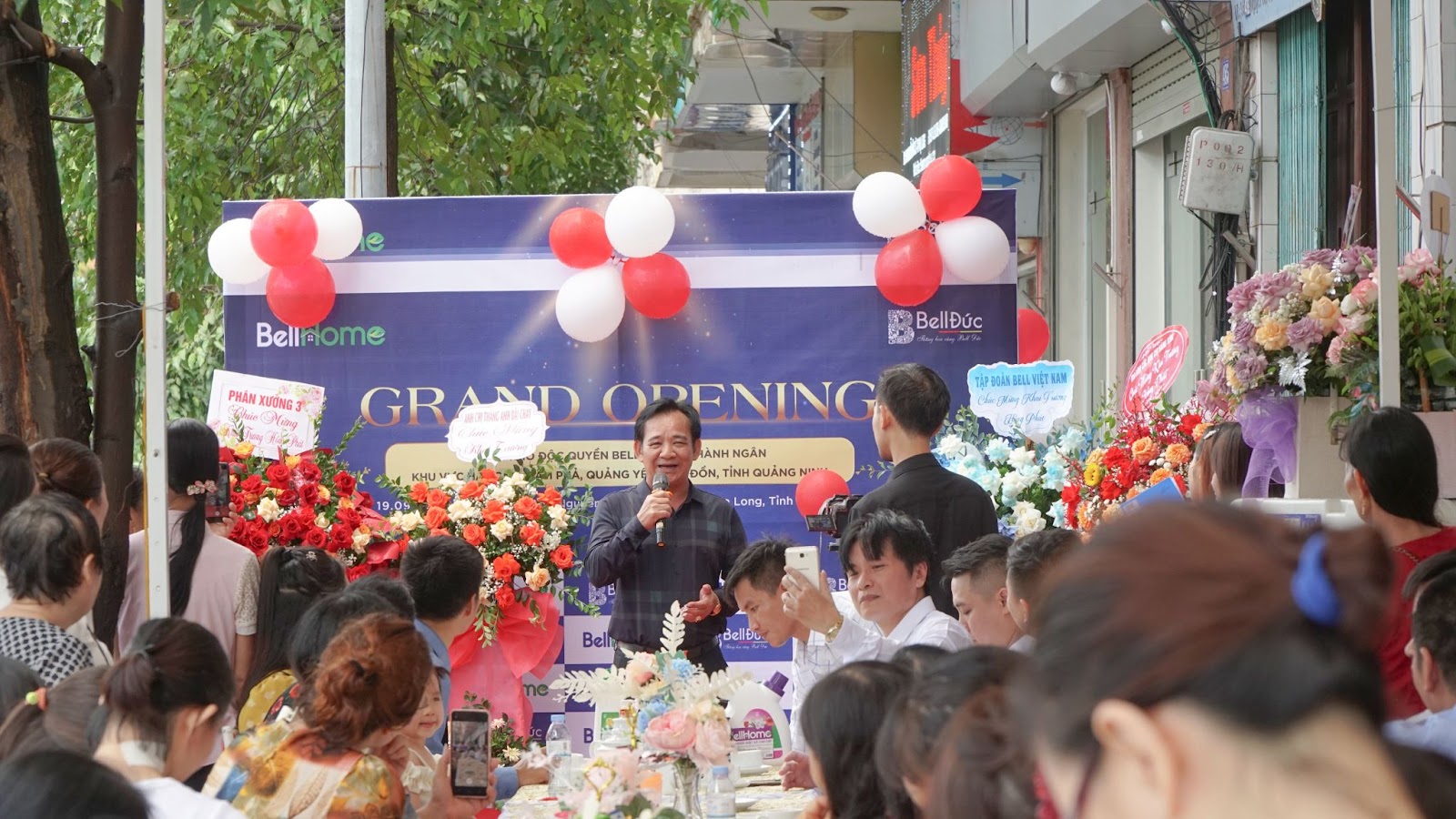 Mọi người thích thú, phấn khởi với sự góp mặt của Nghệ sĩ ưu tú Quang Tèo tại buổi lễ khai trương
