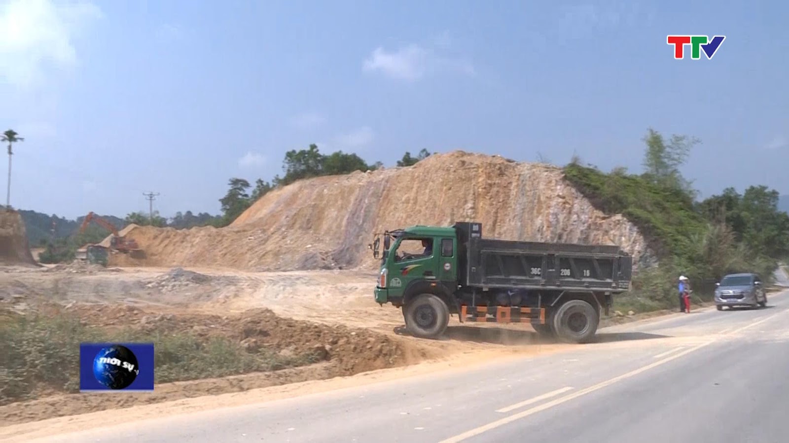 Xe ô tô tải cơi nới thành thùng và có dấu hiệu chở quá tải này đang vận chuyển đất từ điểm san lấp ra đường Hồ Chí Minh,