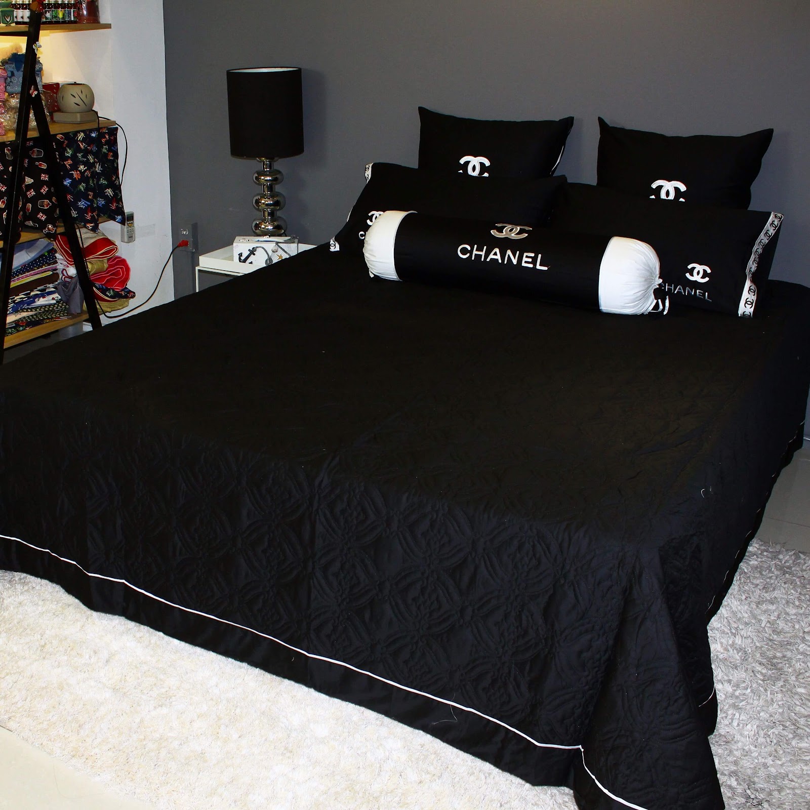 Drap giường màu đen họa tiết Chanel