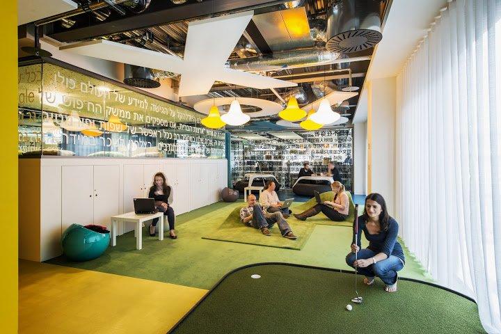 salle détente aménagée avec mini-golf