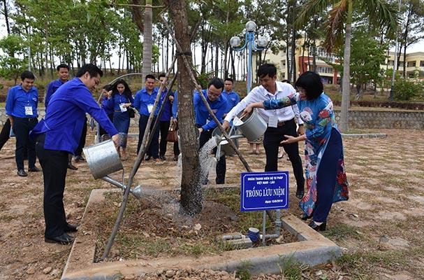 https://moj.gov.vn/qt/tintuc/PublishingImages/2019/Thang%206/Dang%20Doan%20the/15.06.2019%20DTN%20toa%20dam/15.06.2019%20dtn%20toa%20dam%20(16).jpg