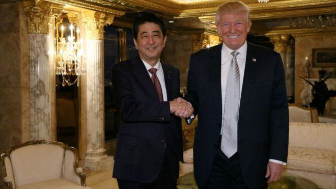 地时间11月17日，特朗普在纽约和日本首相安倍晋三会面。