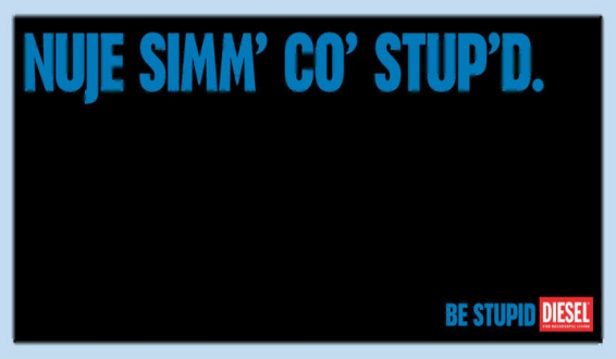 manifesto pubblicitario della campagna Be Stupid By Diesel con scritto in blu su sfondo nero "nuj simm' co' stup'd" in dialetto napoletano