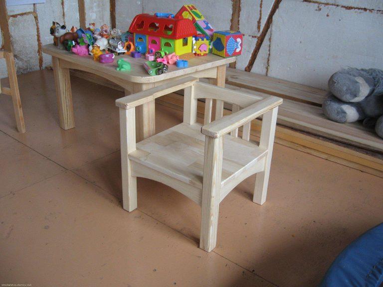Стульчик и столик для ребенка