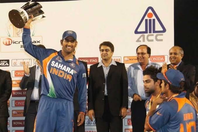 MS Dhoni lifts the title