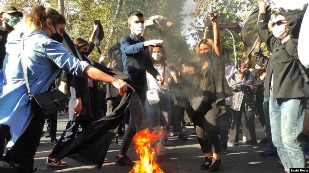تصویری از اعتراض به حجاب اجباری در ایران
