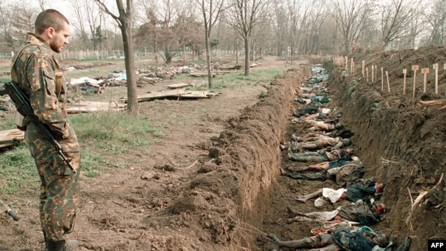 Тела мирных жителей, погибших во время зимних боев, эксгумированные для опознания на православном кладбище в Грозном, 31 марта 1995 года