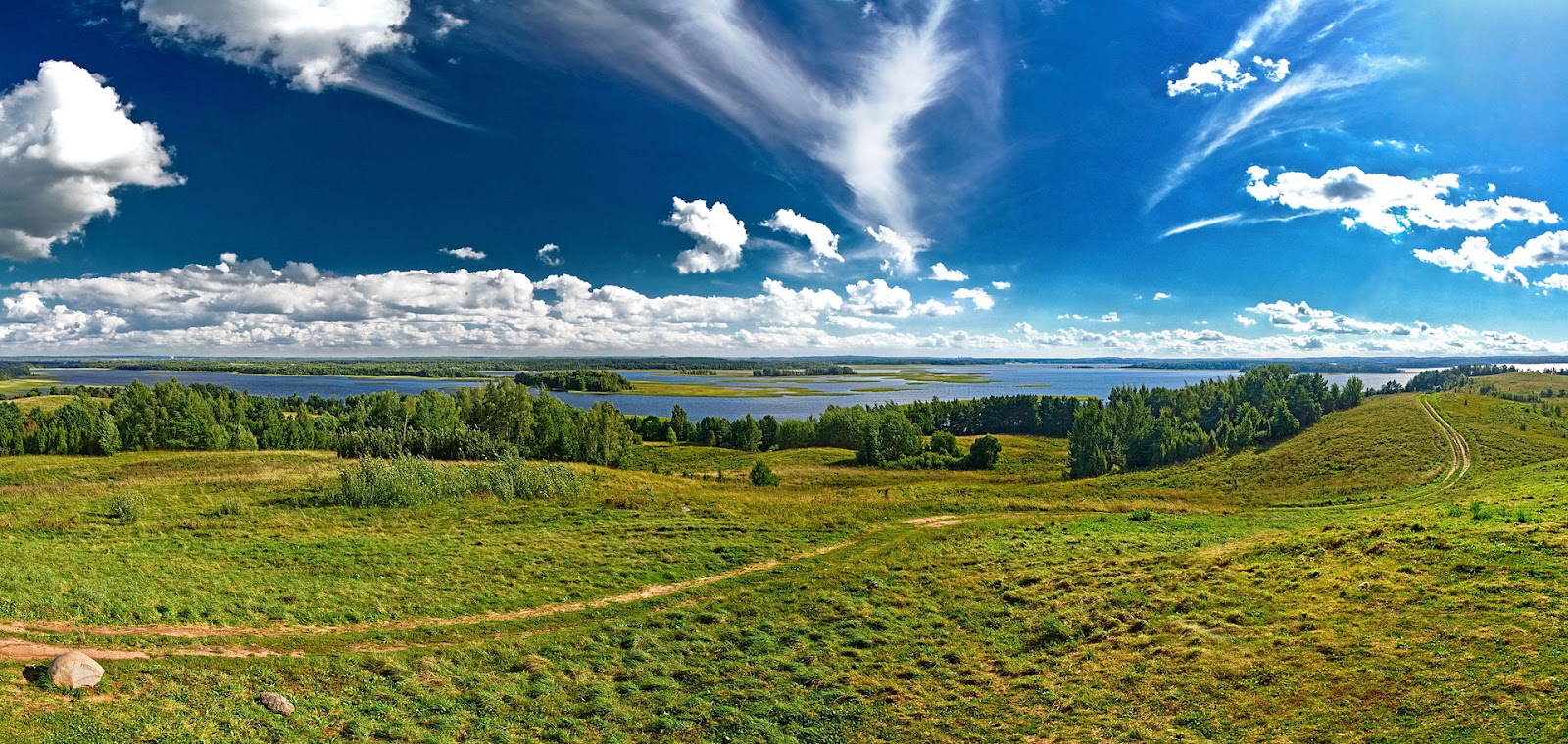 Strusta_Lake_-_Panorama.jpg