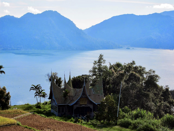 Суматра: окрестности Букиттинги, оз. Тоба и остров Пулау Вех. Июнь 2013.
