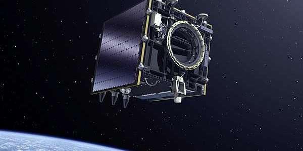 Подвешенный в космосе миниспутник Европейского космического агентства "Проба-В".